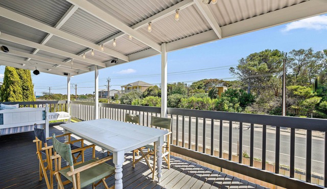 The LoveShack ~ Silver Sands - Family Entertainer Surrounded by Sea, Scrub & Hills in Aldinga Beach