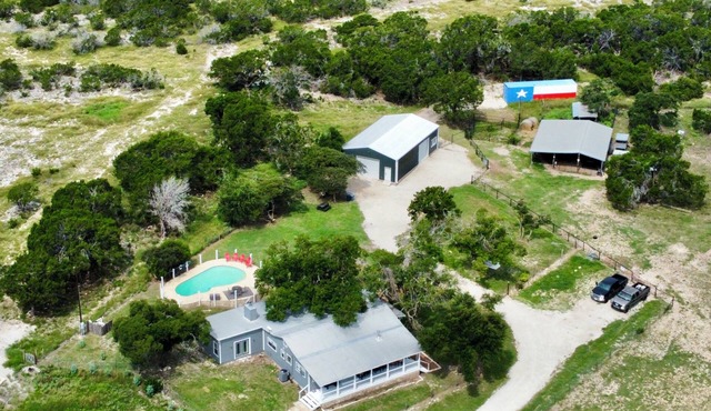 The Porch & Prairie Ranch, Sleeps 20! Peaceful Oasis, Pool, Jacuzzi, Events!