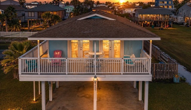 The Prettiest Palm |Kayak, Beach Toys & Cornhole | 3mins to Beach | Community Pool | Fenced Yard in Jamaica Beach
