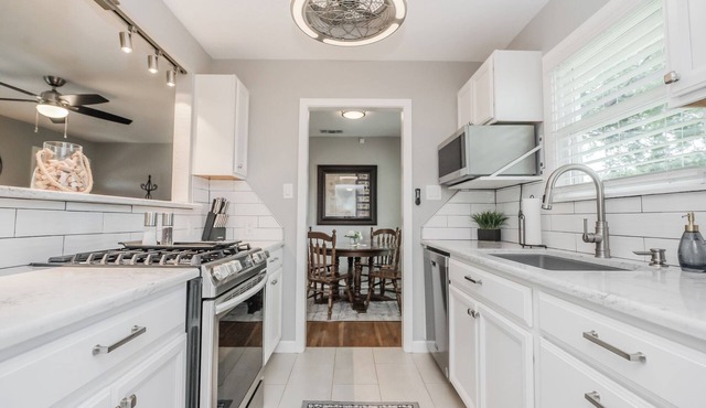 The Rustic Star Cottage! Adorable1-bedroom house in Wichita Falls with AC, WiFi in Wichita Falls