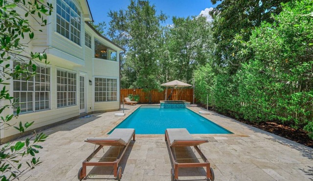 The Woodlands Luxury 4BR/3Bath with Heated Pool and Spa