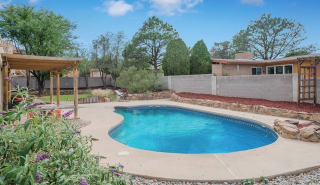 This house is a 5 bedroom(s), 3.5 bathrooms, located in Albuquerque, NM.