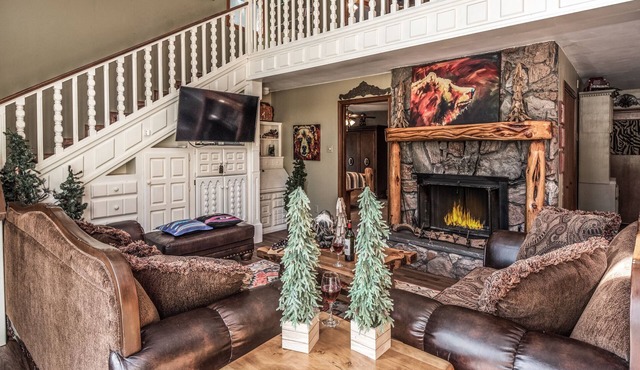 Tis Holiday Haus | Amazing Views, Hot Tub!