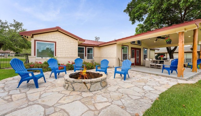 TOP-RATED! HOT TUB, KAYAKS, FISHING, BOAT DOCK! Granbury Paddle and Play Escape!