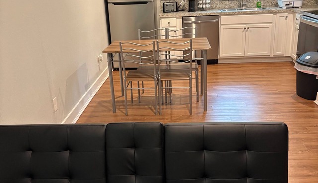 Tranquil 1-bedroom apartment with AC in cozy Alvin