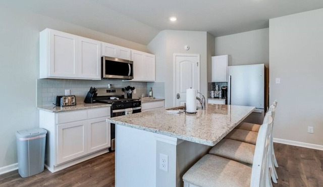 Tranquil 3BR by Hwy 90 with pond views in Lafayette Parish