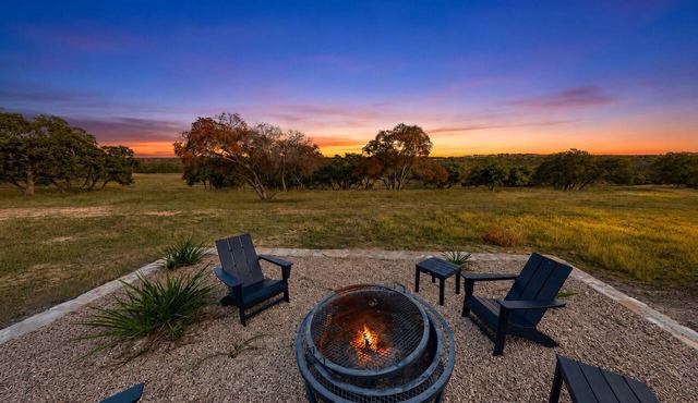 Tranquil farmstead with beautiful views of the country, fire pit in Hye