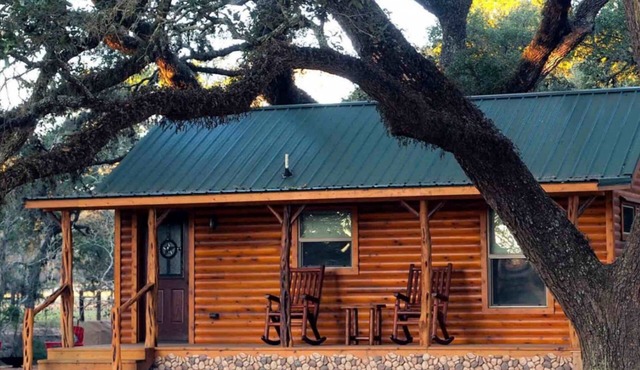 Tranquility Cabin Surrounded By Live Oak Trees With A Fabulous Hot Tub!