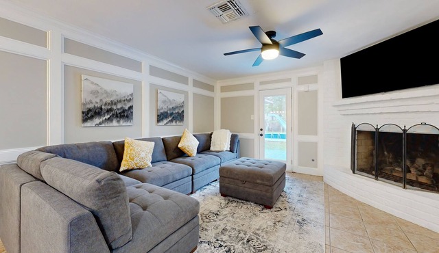 Tree-lined property with pool, bikes, gas fireplace, & separate casita - dogs ok in Spring