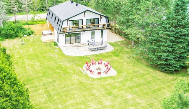 Tremblant Farmhouse w/Ski Hottub Fireplace Fondue Foosball Direct XC-Ski trails in La Conception