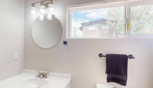 Trendy Downtown Remodel Home 2/2 w/King Beds & W/D