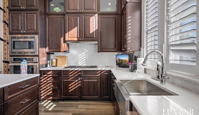 Trendy East Austin Townhouse. 4-Stories - Close to Downtown, Bars & Restaurants!