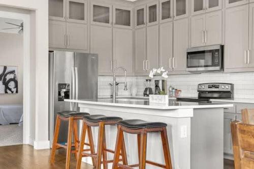 Trinity Groves Retreat - Large Modern 5 BR Home