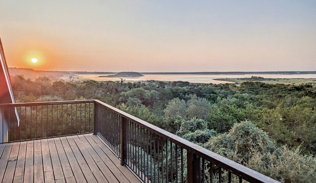 Twilight Hollow | Top Floor Lake Retreat for 8
