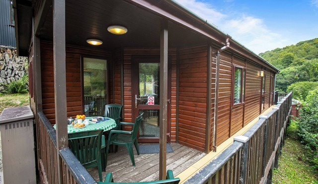 Two bedroom lodge within walking distance of Lynton Centre. Free fishing onsite in Lynton