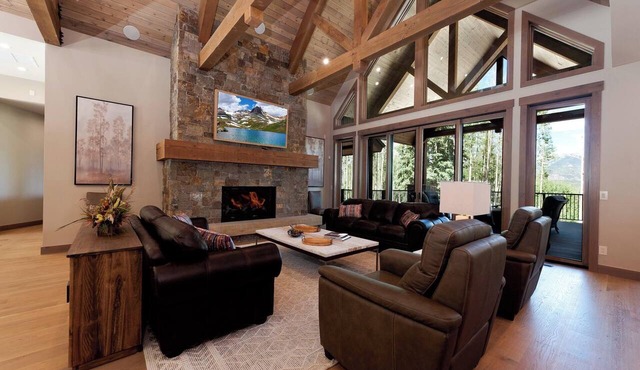 Ultra Luxury Mountain Retreat on 9 Acres - 4 Miles to Purg - Views/Hot Tub/AC