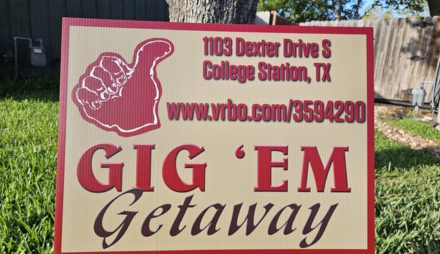 Under 3/4 of a mile from A&M/Kyle Field ~ FREE football gameday PARKING PASS