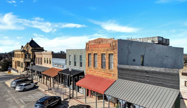 Unique 2-bedroom loft with AC, WiFi in historic building in Pilot Point Square