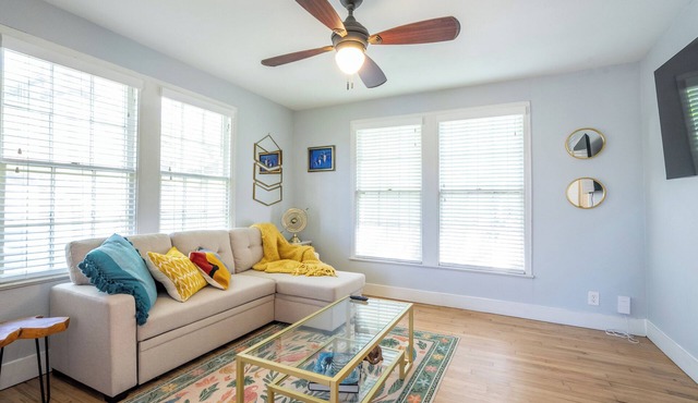 Unique, Artsy Bungalow, Walk to South Congress. Pet Friendly!