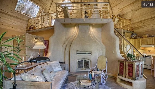 Unique mountaintop retreat. Close to Hot Springs and Wolf Creek Ski Area.