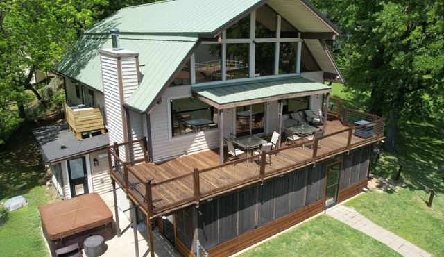 Updated Large Retreat on the Water Free Kayaks and Hot tub!