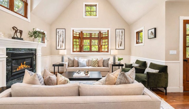 Updated Spacious Home w AC & Hot Tub Walk to Town! in Aspen