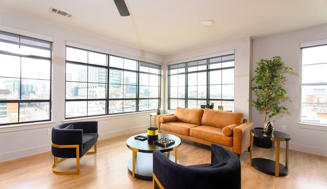 Upscale Deep Ellum Retreat w/King Bed Pool Skyline Vibes