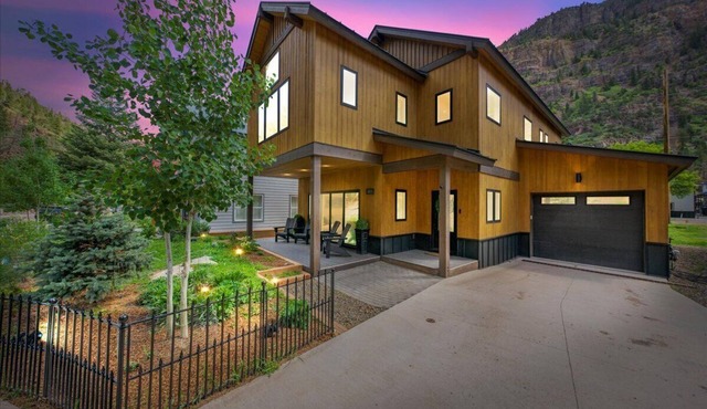 Upscale home in Ouray near River Trail with Air Conditioning - FIBER + KING BEDS