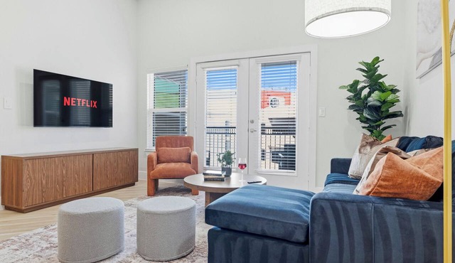 Uptown 2BR Shops, Dining, Katy Trail, Parking