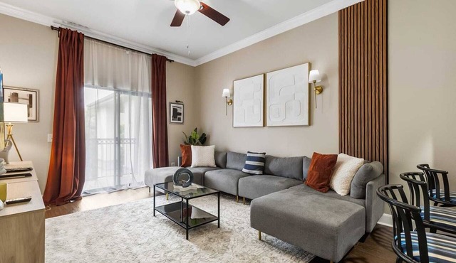 Uptown Luxury at Katy Trail 1-bedroom apartment with AC and Pool/gym access