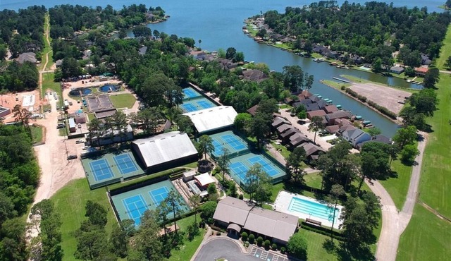 Vacation condo next to the marina and two parks. English and Mandarin speaking
