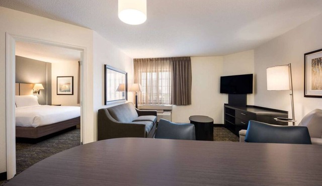 Vacation Is Waving! 4 Contemporary Units, Full Kitchen, Pets Allowed!