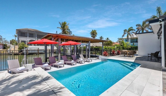 🌴 Vanderbilt on the Water | NEW Saltwater Pool 7-Hole Mini Golf Canal Front Retreat in Naples