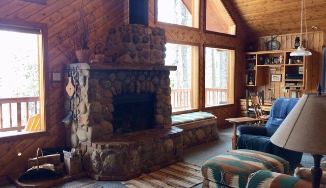 Views! In The Pines. Custombuilt, 2-bdrm. home, privacy. 3 miles from town.