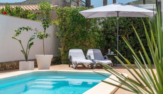 Villa Claudine, 800 meters from the beach with pool, for 6 People in Alcúdia