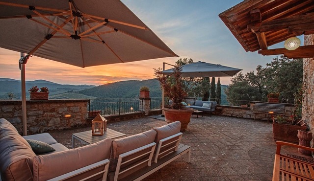 "Villa Erbolino" with Private Garden, Outdoor Stone Tub, and Wi-Fi in Gaiole in Chianti