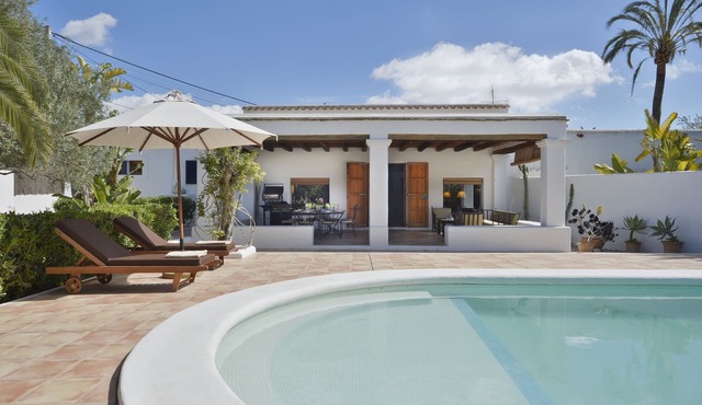 Villa With Private Pool & Garden, 5 minutes walk to the Beach in Eivissa