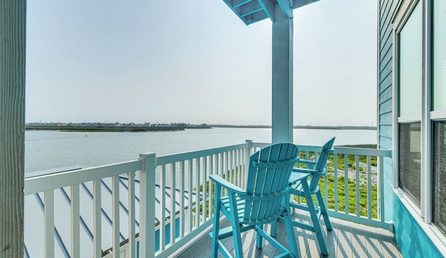 Walk to Beaches: Padre Island Escape w/Dock