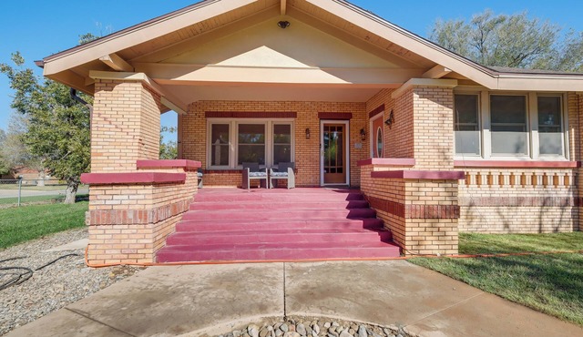 Walk to Main Street: Charming Roswell Home!