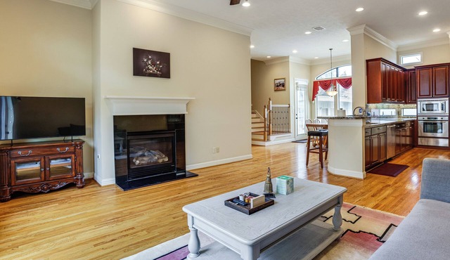 Walk to Shops & Eats: Family Retreat in Houston