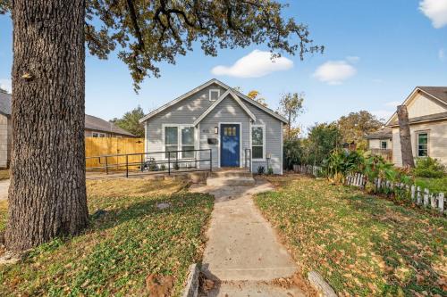 Walk to stadium! Cozy 2BR home - historic district