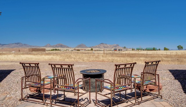 Walk to Wineries: Elgin Wine Country Retreat!