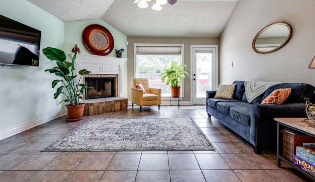 Walking Distance To Everything! *Fenced Yard*Pool*