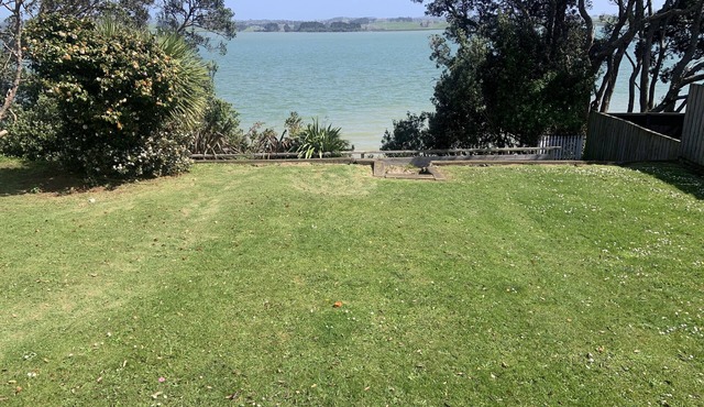 Waterfront - 3 bedroom, 2 bathroom, peaceful, private with- sunny conservatory in Glenbrook