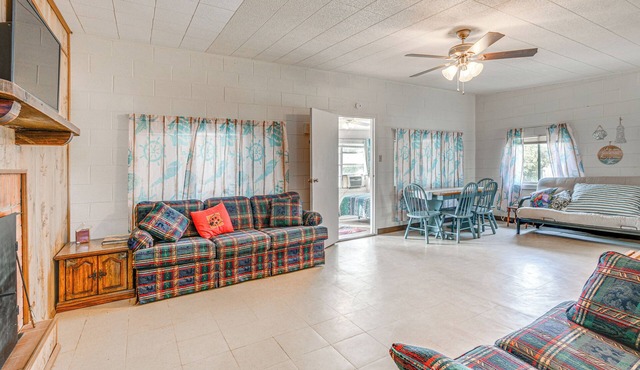Waterfront Blackwell Cottage w/Patio & Fire Pit!
