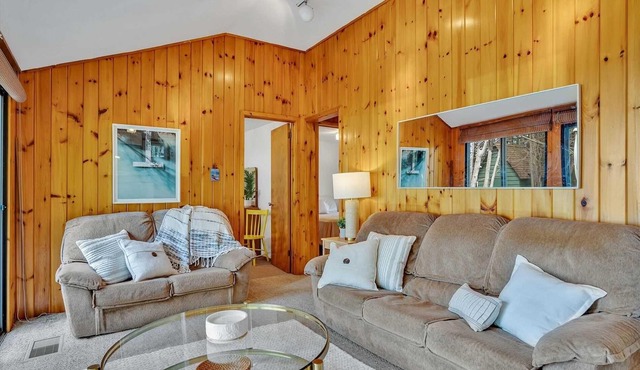 Waterfront Kawartha Lakes Cottage - Canal Lake in Kirkfield
