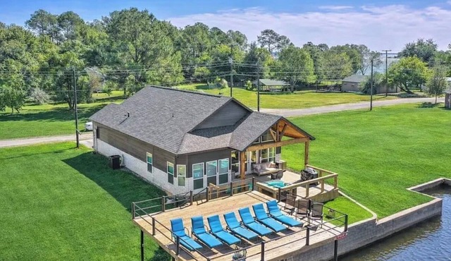 Waterfront Modern 3 BR Home Ready for Family Fun on Cedar Creek Lake