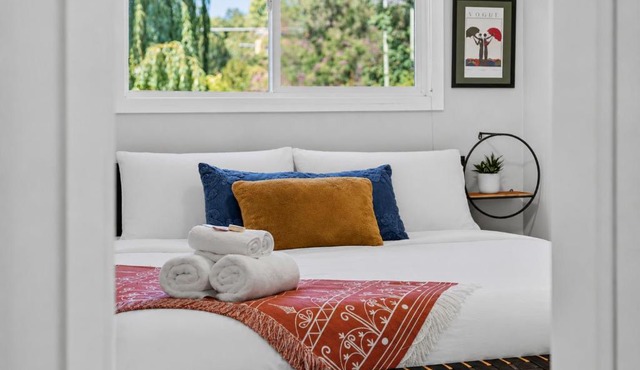 Waterfront Oasis with Pool, Hot Tub & Pet Friendly in Kelowna