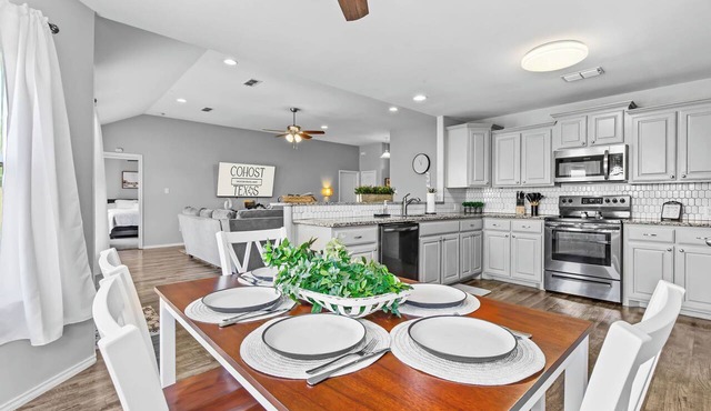 Weekday Summer Deals ~ Near Dyess ~Pets OK~ Sleeps 8 ~ 5 Stars ~Spacious ~ Clean