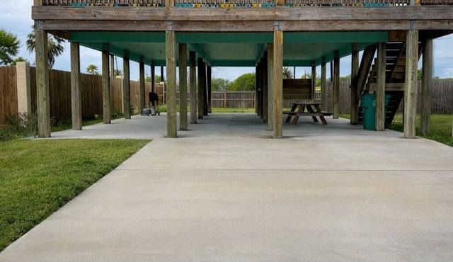 Welcome to Casa Mar, a spacious 3BR/2BA coastal stilt home in Aransas Pass featuring 1 king bed, 4 queen beds, a large backyard, covered outdoor space, and boat parking. Just minutes from Rockport Beach, Port Aransas, fishing, dining, and coastal fun
